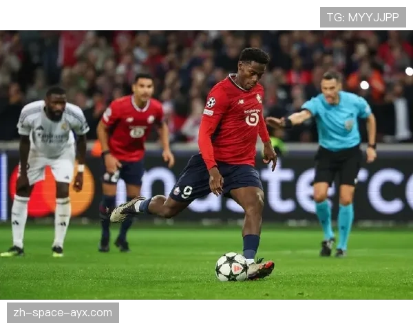 实时：比赛第78分钟，VAR介入判定里尔球员禁区内手球犯规